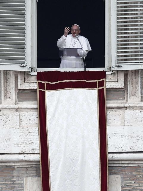 Papa Francesco - Angelus Piazza San Pietro foto2