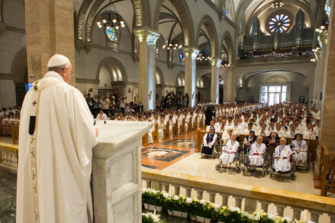 Celebra Messa con Sacerdoti, religiosi e religiose